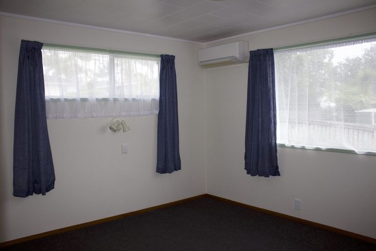 Photo of property in 27 Pipitea Place, Massey, Auckland, 0614