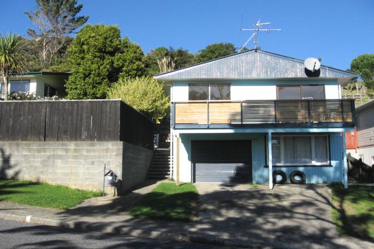 Photo of property in 32 Kingsley Street, Stokes Valley, Lower Hutt, 5019