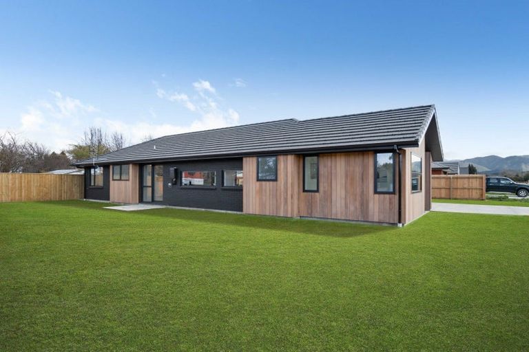 Photo of property in 1 Kakariki Crescent, Carterton, 5713