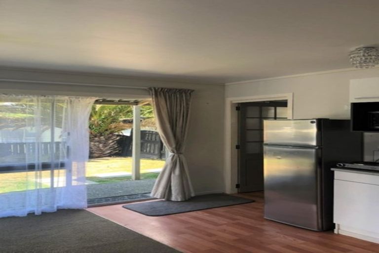 Photo of property in 37 Triangle Road, Massey, Auckland, 0614