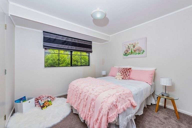 Photo of property in 11 Raphael Place, West Harbour, Auckland, 0618