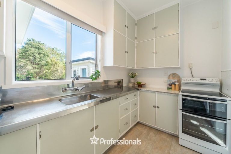 Photo of property in 17 Maungaraki Road, Korokoro, Lower Hutt, 5012