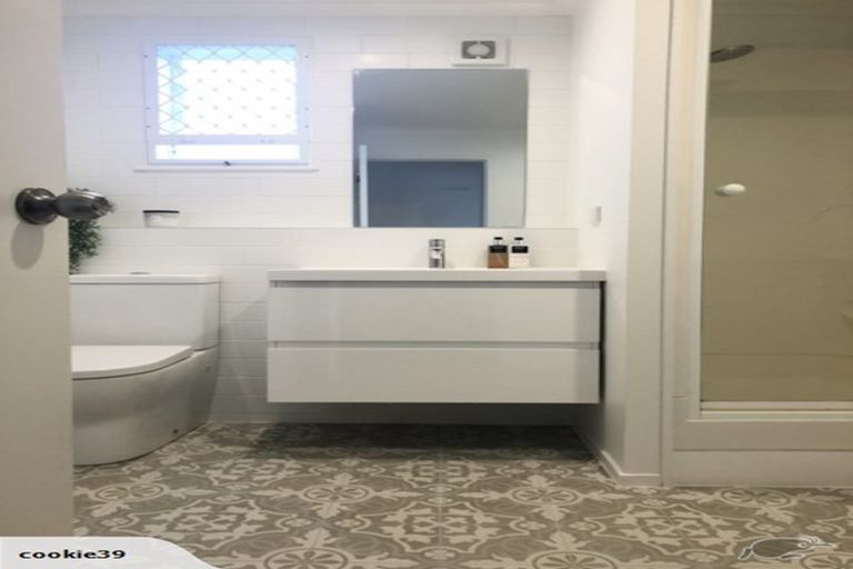 Photo of property in 1/90 Pupuke Road, Hillcrest, Auckland, 0627