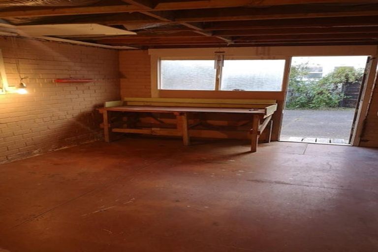 Photo of property in 16 Madison Place, Forrest Hill, Auckland, 0620