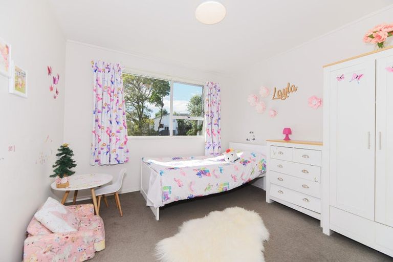 Photo of property in 17 Morriggia Place, Bayview, Auckland, 0629