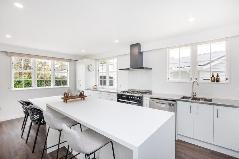 Photo of property in 4 Chilton Grove, Hokowhitu, Palmerston North, 4410