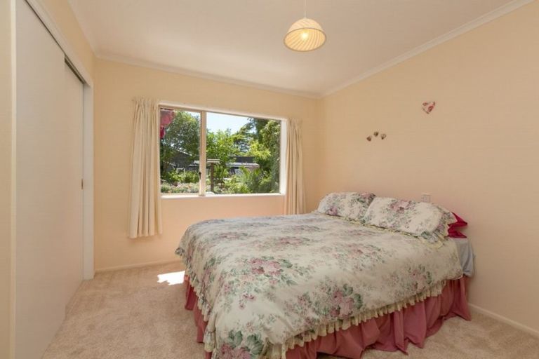 Photo of property in 12 Sequoia Grove, Merrilands, New Plymouth, 4312