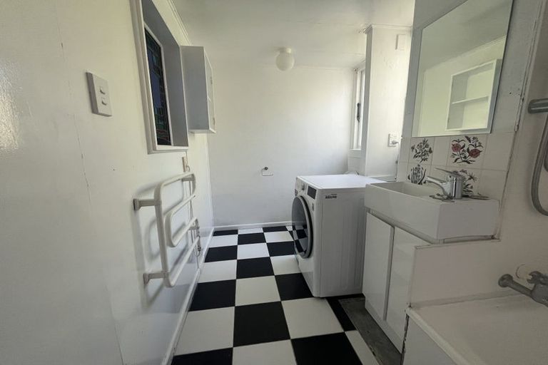 Photo of property in Churchill Flats, 213 The Terrace, Wellington Central, Wellington, 6011