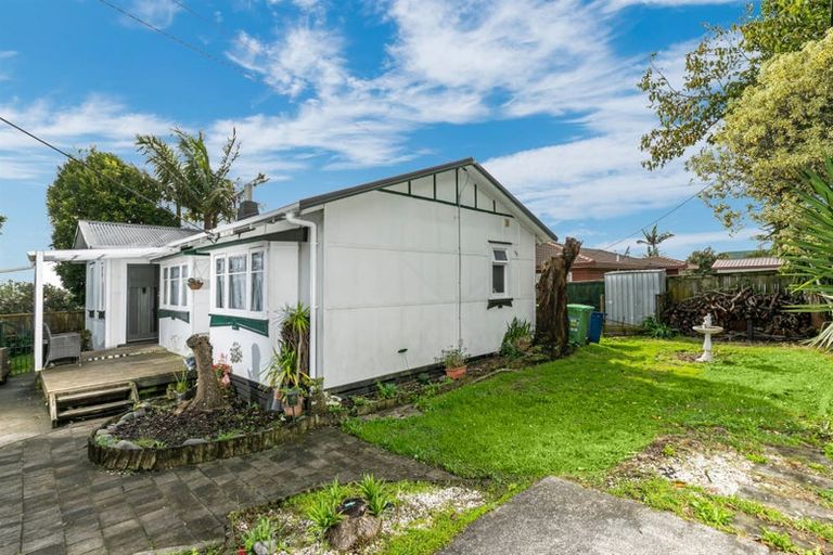 Photo of property in 117 Te Atatu Road, Te Atatu South, Auckland, 0610