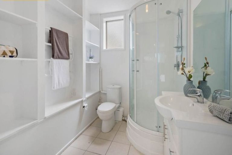 Photo of property in 1/10 Mcquoid Place, Glenfield, Auckland, 0629