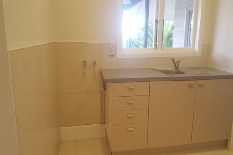 Photo of property in 183 Glenfield Road, Hillcrest, Auckland, 0627