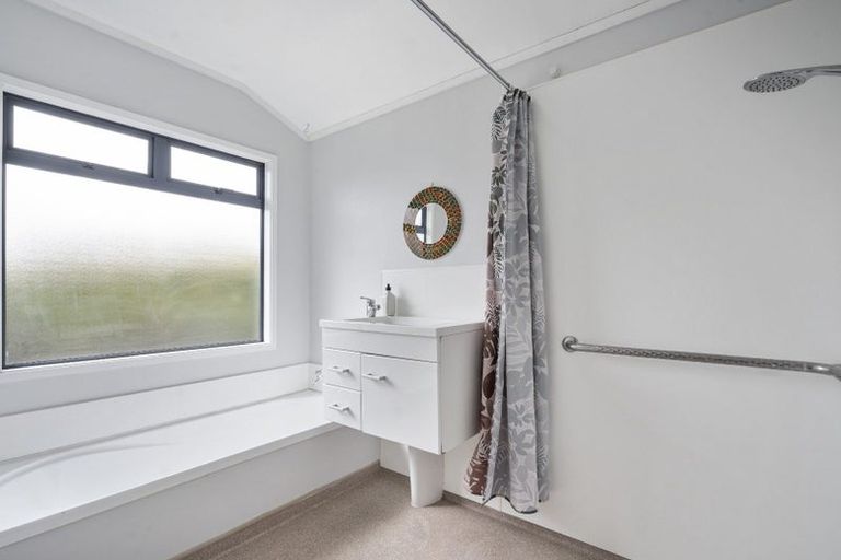 Photo of property in 4a Barron Drive, Green Bay, Auckland, 0604