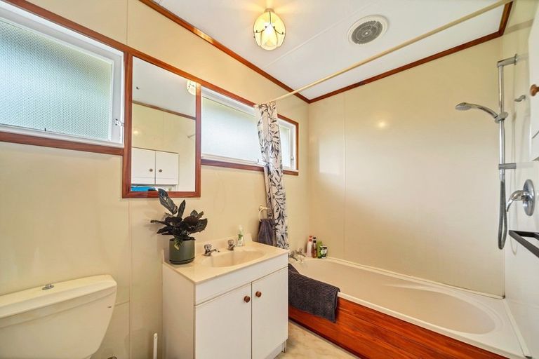 Photo of property in 10 Beaumont Crescent, Frankleigh Park, New Plymouth, 4310