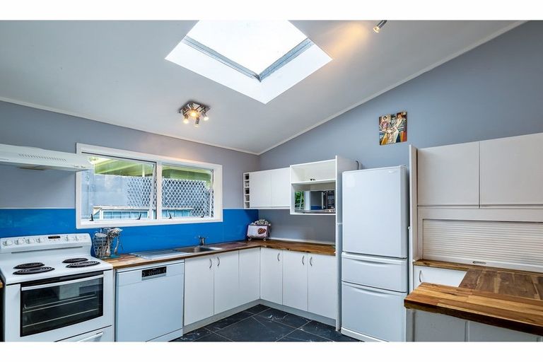 Photo of property in 42 Opanuku Road, Henderson Valley, Auckland, 0612