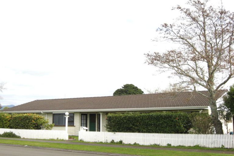 Photo of property in 10 John Guthrie Place, Merrilands, New Plymouth, 4312