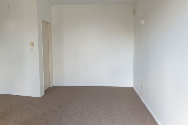 Photo of property in 30 Highgrove Lane, Totara Vale, Auckland, 0632