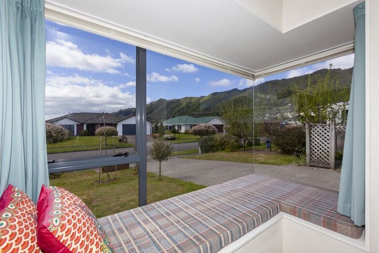 Photo of property in 8 Cranbrook Grove, Waikanae, 5036