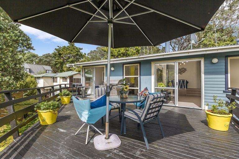 Photo of property in 22 Harrybrook Road, Green Bay, Auckland, 0604