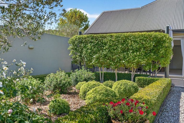 Photo of property in 10 Fairway Drive, Martinborough, 5711