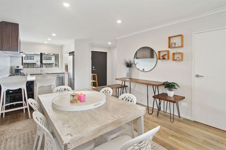 Photo of property in 8b Lumbarda Drive, Kumeu, 0810