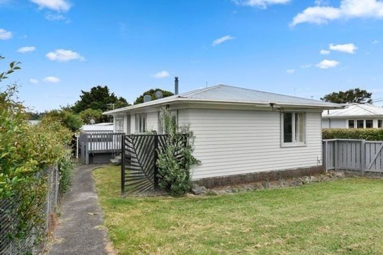 Photo of property in 47 Farquhar Road, Glendene, Auckland, 0602