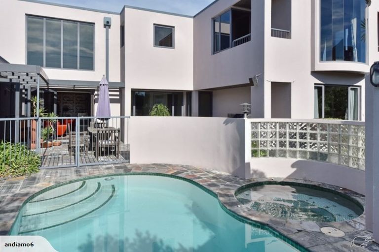 Photo of property in 84 Glenstrae Road, Redcliffs, Christchurch, 8081