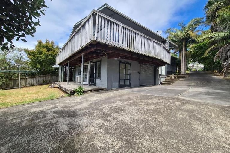Photo of property in 10 Weatherly Road, Torbay, Auckland, 0630