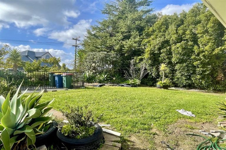 Photo of property in 29 Awaroa Road, Sunnyvale, Auckland, 0612