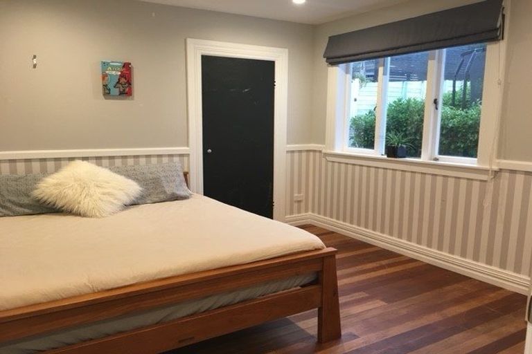 Photo of property in 25 Glenfern Road, Mellons Bay, Auckland, 2014