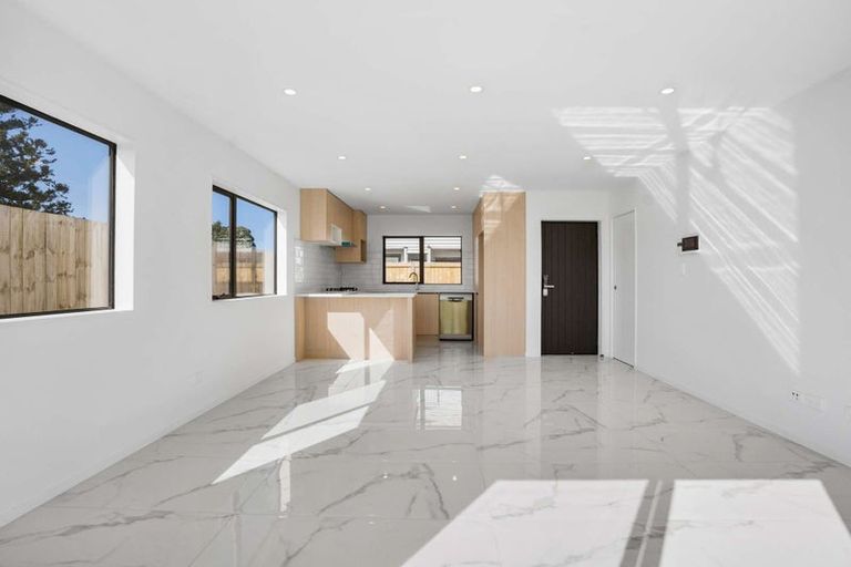 Photo of property in 6d Buisson Glade, West Harbour, Auckland, 0618