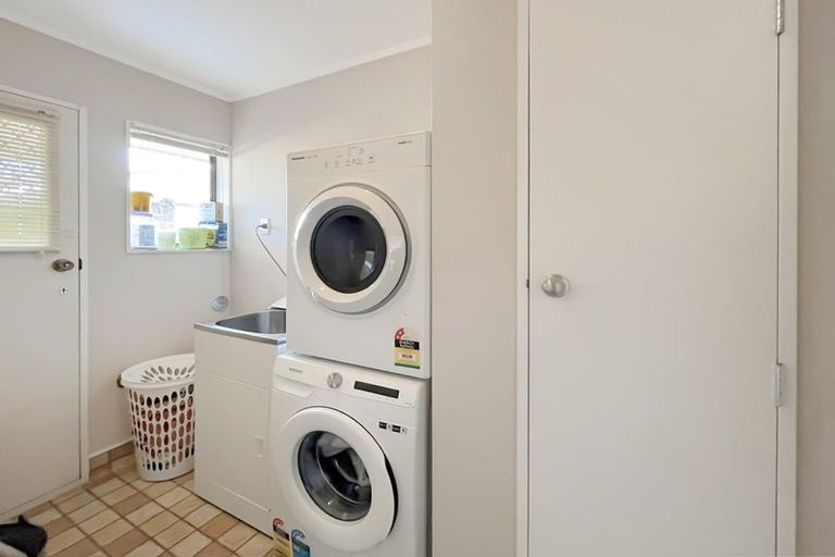 Photo of property in 6 Caulfield Place, Awapuni, Palmerston North, 4412