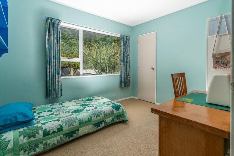 Photo of property in 12 Fiona Grove, Karori, Wellington, 6012