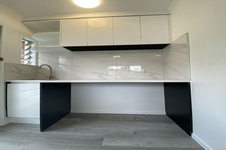 Photo of property in 1/55 Ayton Drive, Totara Vale, Auckland, 0629