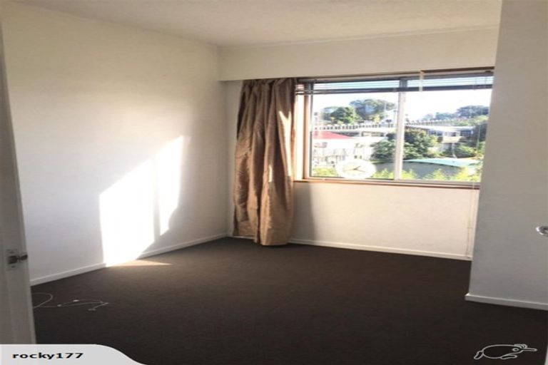 Photo of property in 627a Glenfield Road, Totara Vale, Auckland, 0629