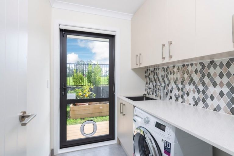 Photo of property in 35 Dida Park Drive, Kumeu, 0810