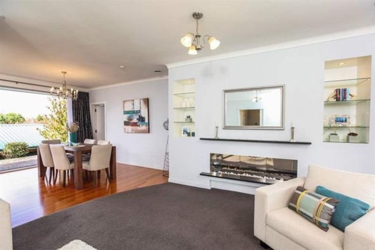 Photo of property in 132 Mountain Road, Henderson Valley, Auckland, 0612