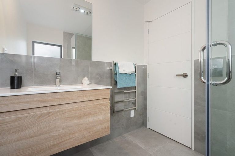 Photo of property in 16b Sheridan Drive, New Lynn, Auckland, 0600