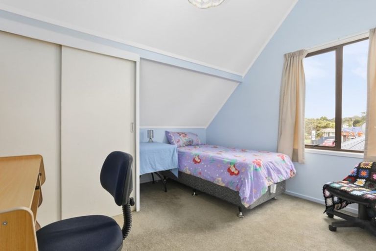 Photo of property in 2/8 Shakespeare Road, Milford, Auckland, 0620