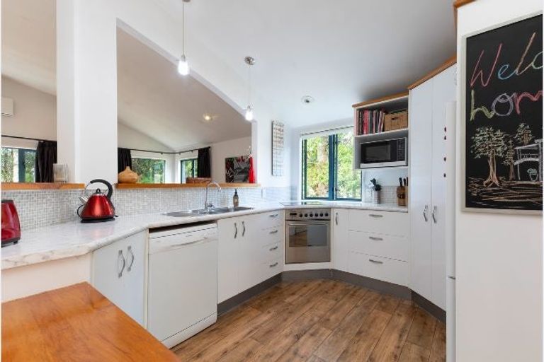 Photo of property in 220 Woodlands Park Road, Titirangi, Auckland, 0604