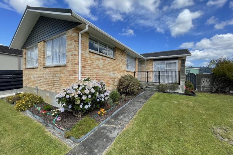 Photo of property in 30 Brightwater Crescent, Totara Park, Upper Hutt, 5018