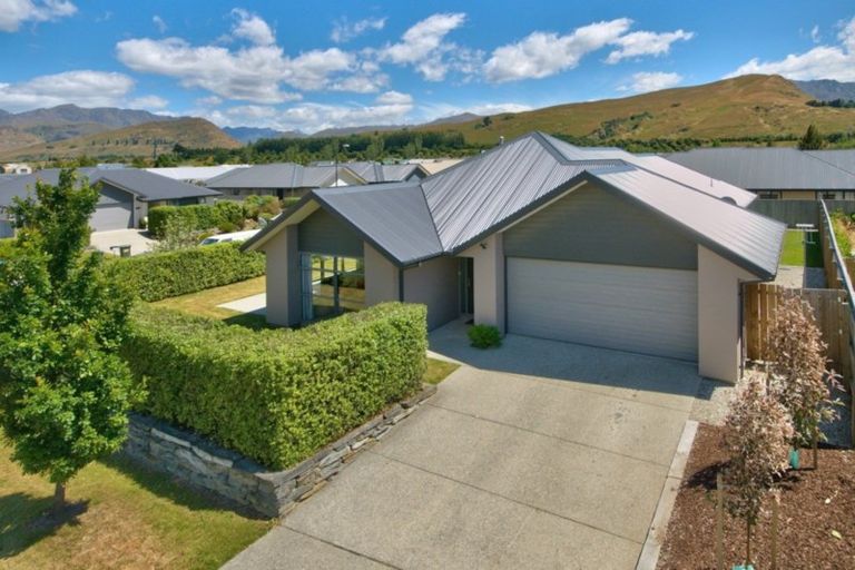 Photo of property in 1 Cone Peak Close, Lake Hayes, Queenstown, 9304