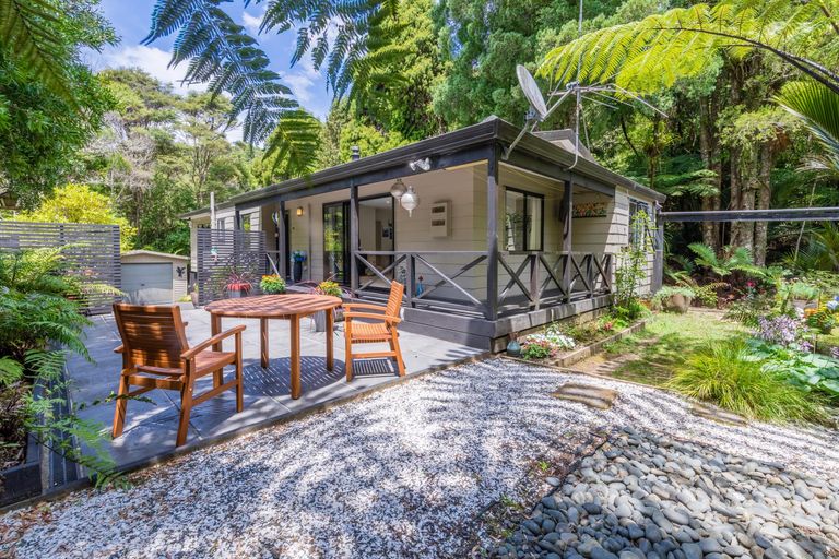 Photo of property in 420 Scenic Drive, Waiatarua, Auckland, 0612