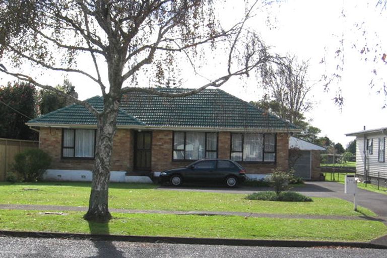 Photo of property in 25 Yeovil Road, Te Atatu Peninsula, Auckland, 0610