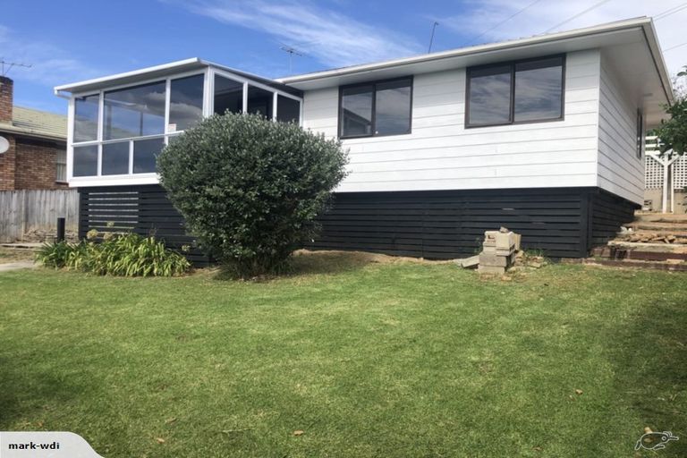 Photo of property in 15 Wakeling Avenue, Te Atatu South, Auckland, 0610