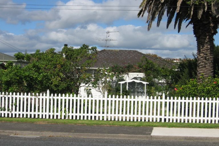 Photo of property in 16 Eastern Beach Road, Eastern Beach, Auckland, 2012