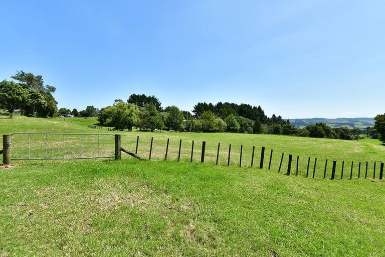 Photo of property in 379 Kiwitahi Road, Helensville, 0875