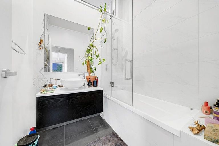 Photo of property in 8 Aberdeen Road, Campbells Bay, Auckland, 0620