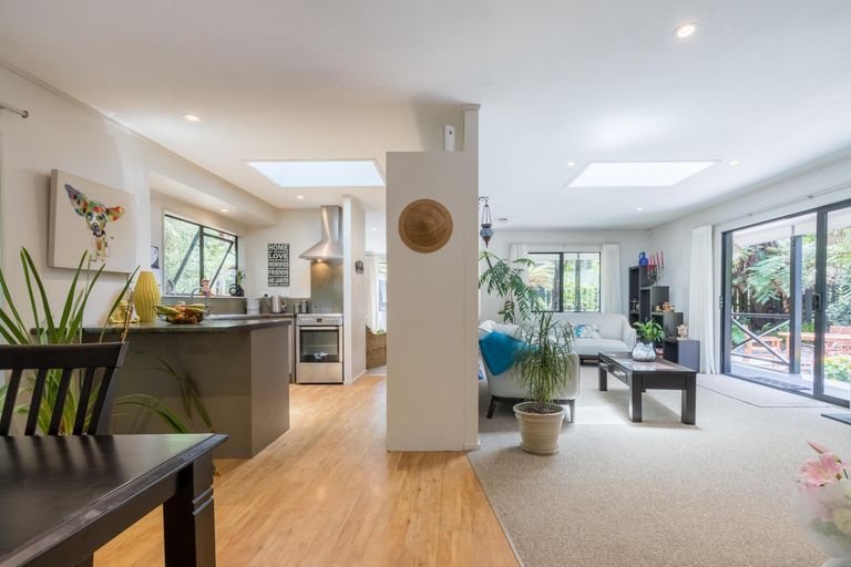 Photo of property in 420 Scenic Drive, Waiatarua, Auckland, 0612