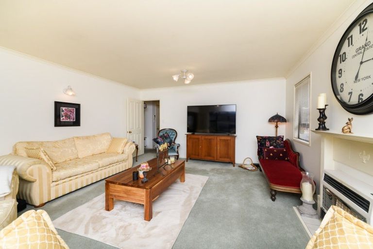 Photo of property in 18 Winston Avenue, Hokowhitu, Palmerston North, 4410