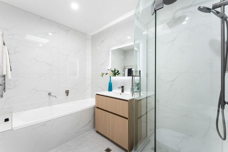 Photo of property in 16e Saint Catherine Crescent, West Harbour, 0618